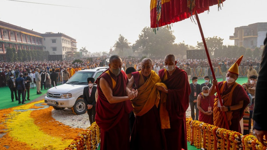 Five Lamas led by Shechen Rabjam Rinpoché, including Dudjom Rinpoché, Khochhen Rinpoché, Minling Khenchen Rinpoché and Ringu Tulku, sat facing His Holiness as the Long-Life Ceremony began.